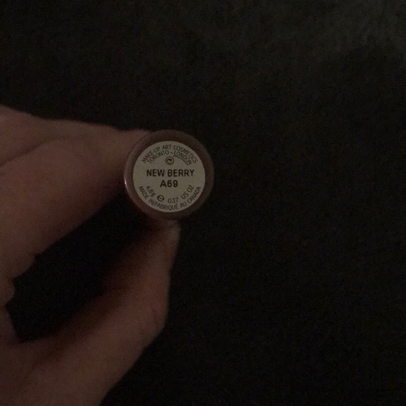 MAC Lipglass Lipglass New Berry BN LE - Picture 7 of 7